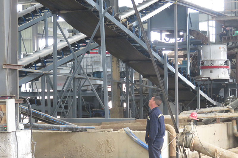 An Indonesian customer purchased a 300-ton-per-hour crushing production line from Smet Machinery.